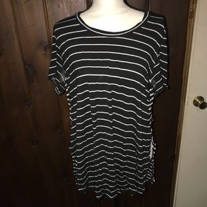 Women stripped black and white high-lo tee